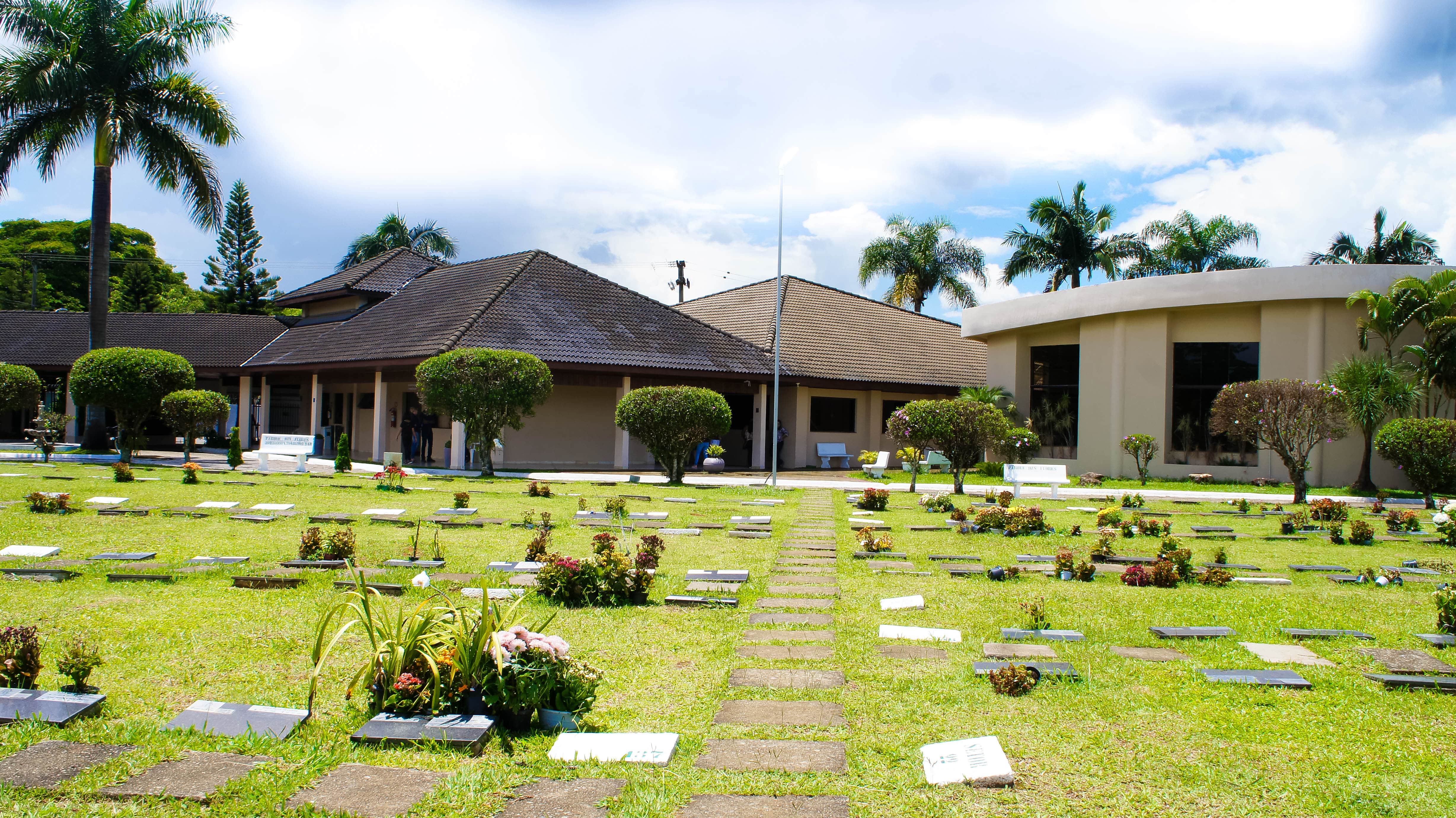 Ambiente de jazigos do cemitério e crematório Parque das Flores situado em São José dos Campos, o jazigo é um dos destinos para as cinzas da cremação 